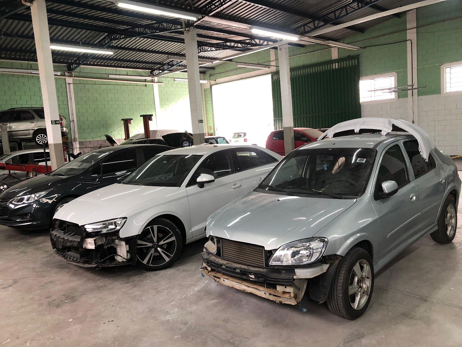 Carros em reparo na oficina